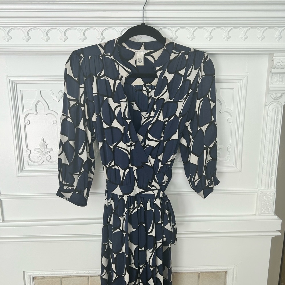 Diane von Furstenburg silk wrap mini dress size 4. Flippy, timeless, classic